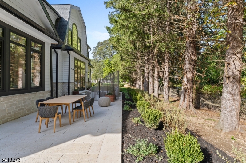 48 Pleasant Ave