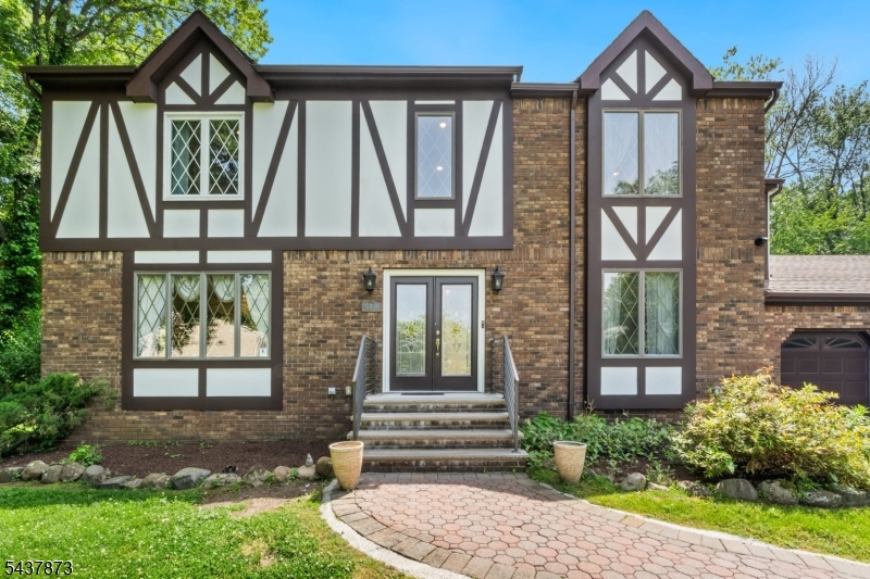 2 Woodside Ave