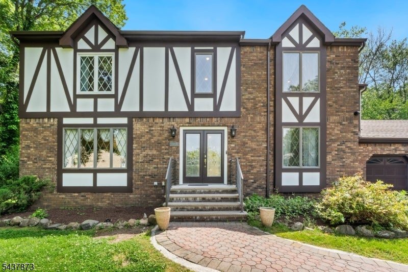 2 Woodside Ave