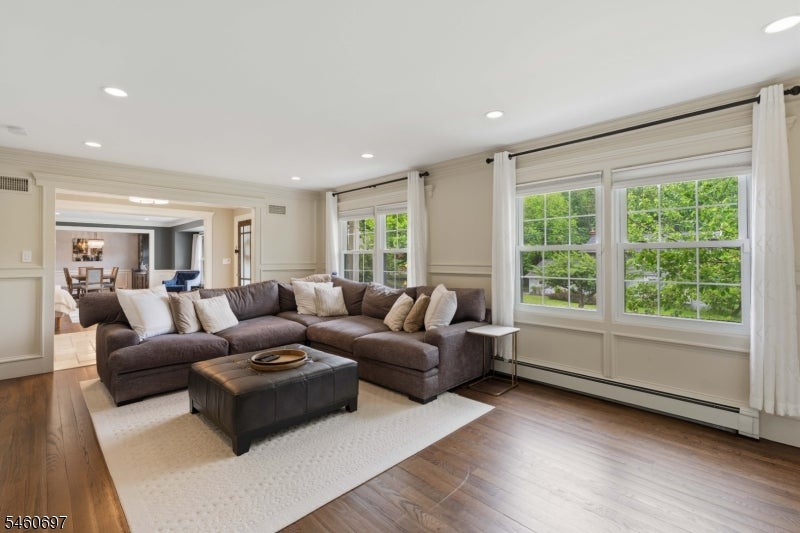 15 Almroth Dr