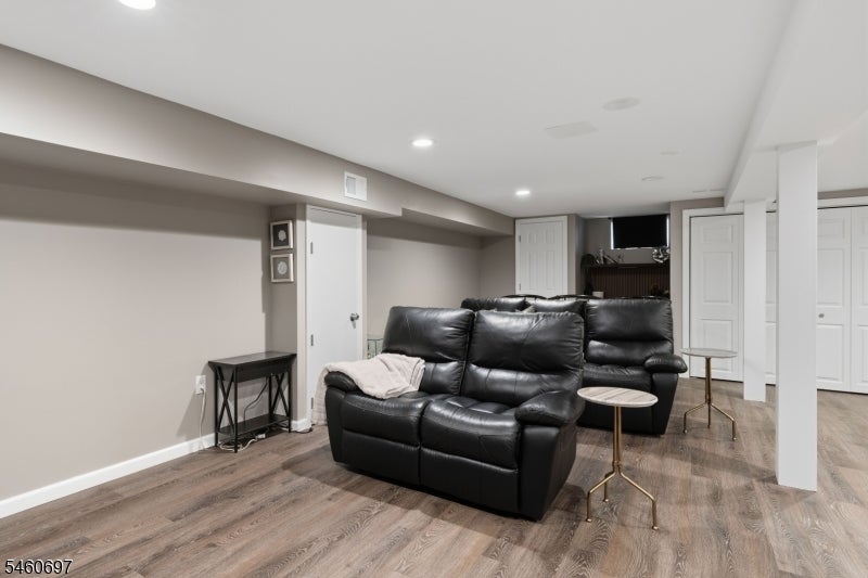 15 Almroth Dr