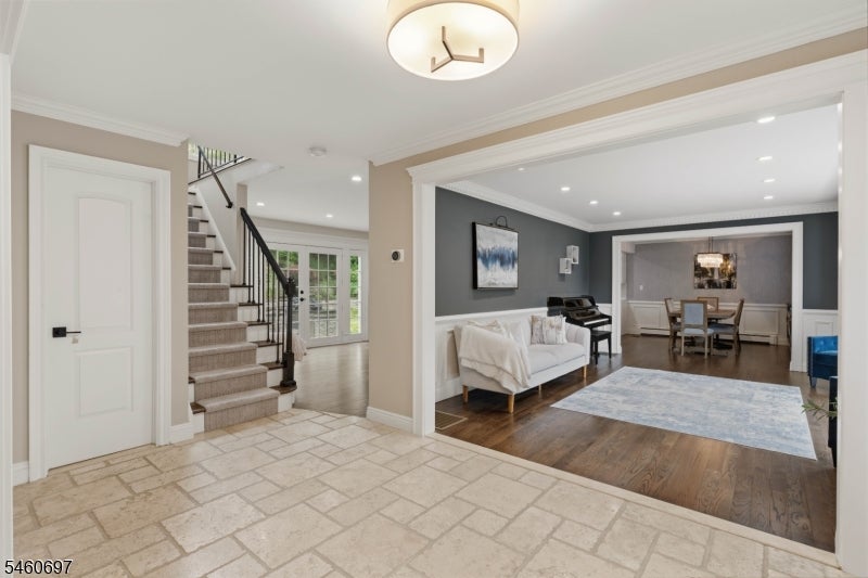 15 Almroth Dr