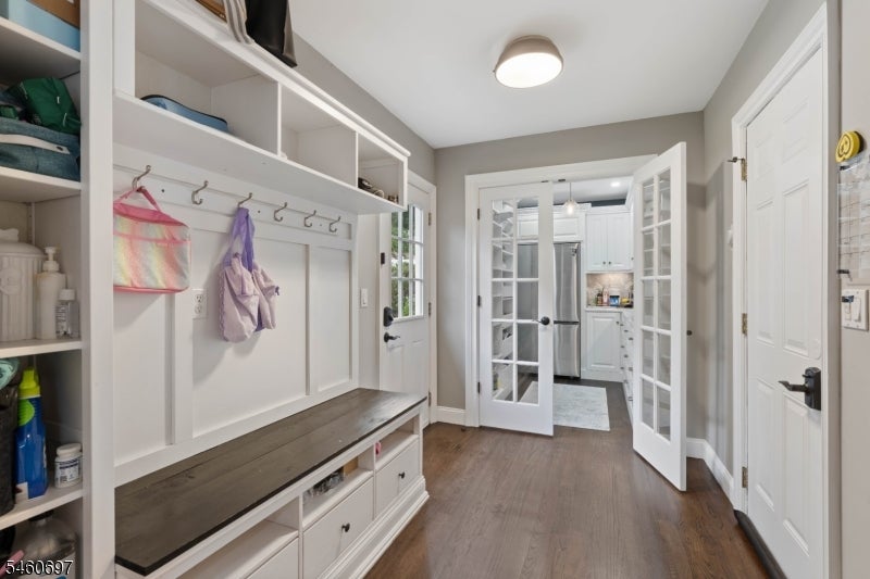 15 Almroth Dr