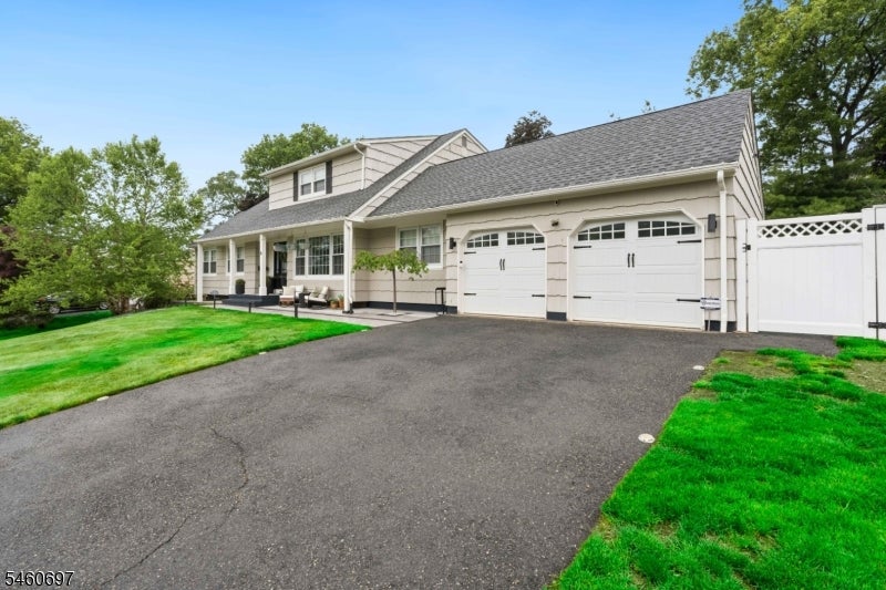 15 Almroth Dr