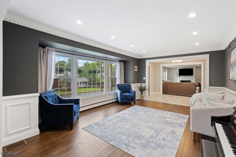 15 Almroth Dr