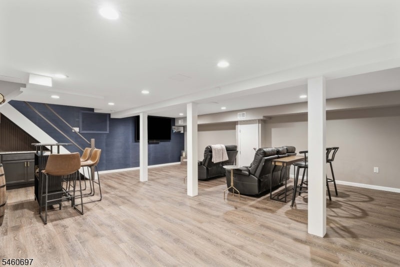 15 Almroth Dr