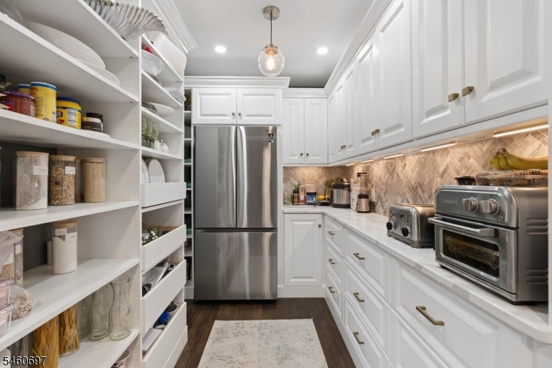 15 Almroth Dr