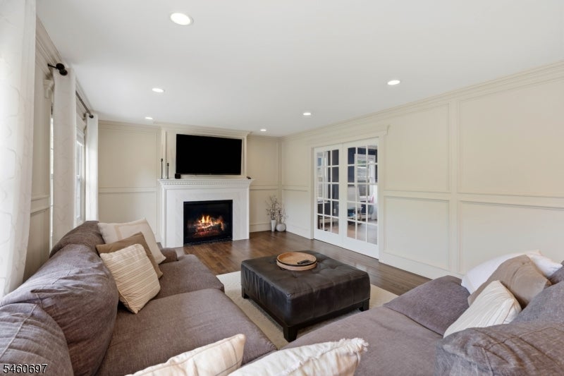 15 Almroth Dr