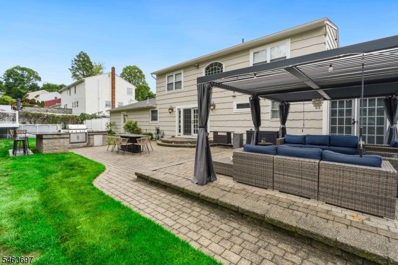 15 Almroth Dr