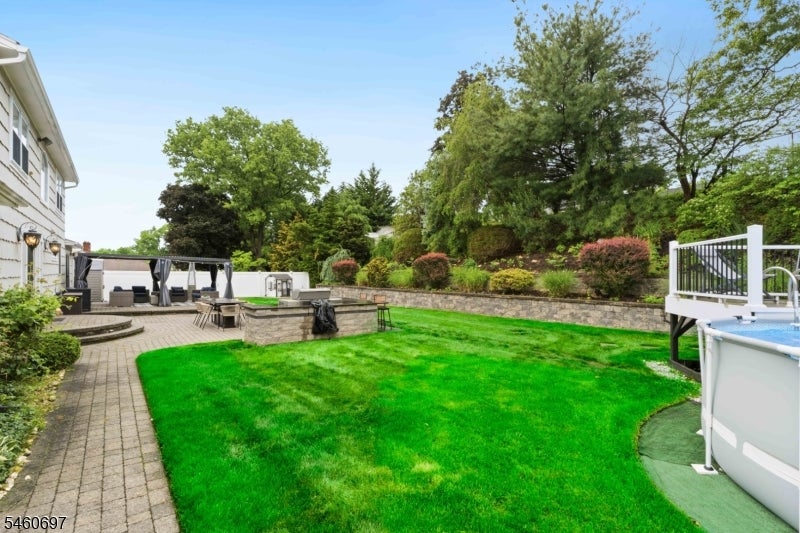 15 Almroth Dr