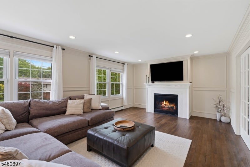 15 Almroth Dr