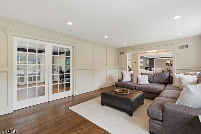 15 Almroth Dr