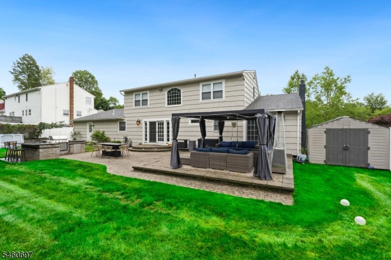 15 Almroth Dr