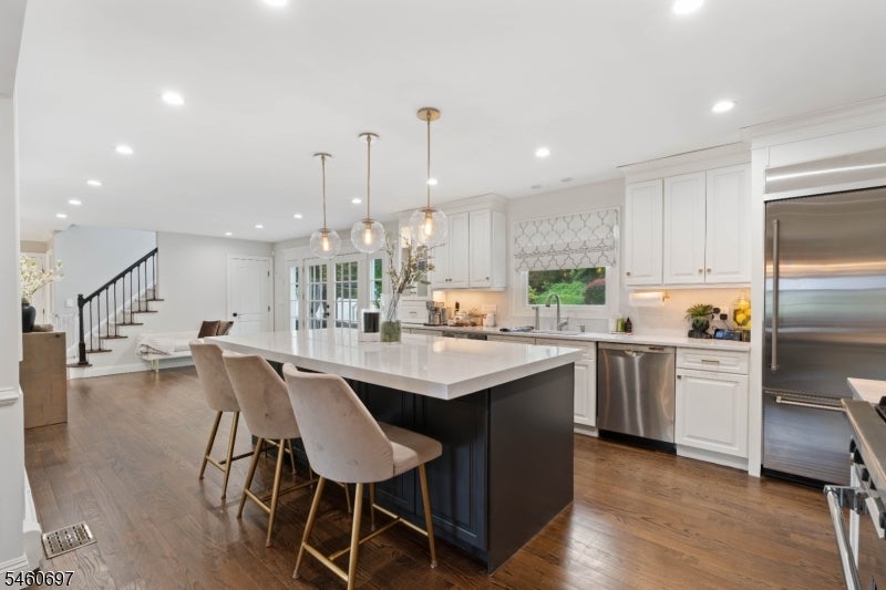 15 Almroth Dr