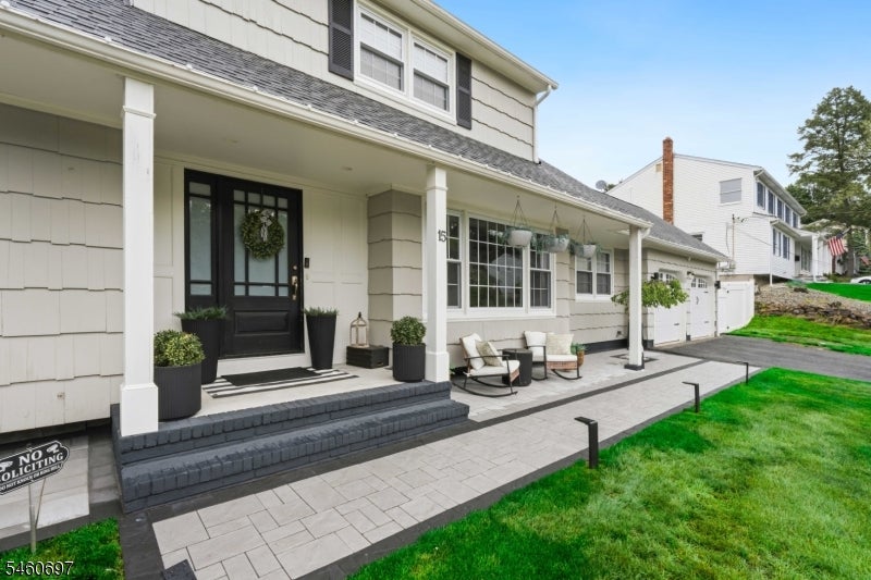 15 Almroth Dr