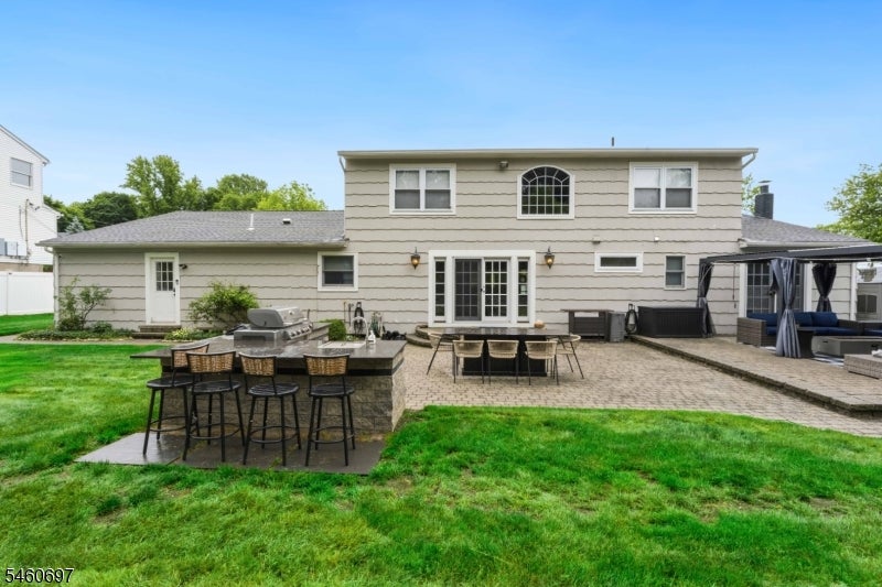 15 Almroth Dr