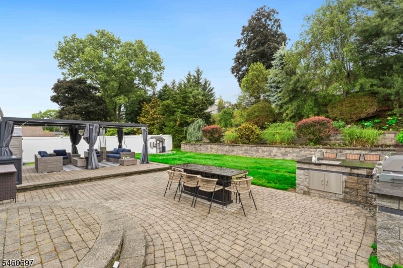 15 Almroth Dr