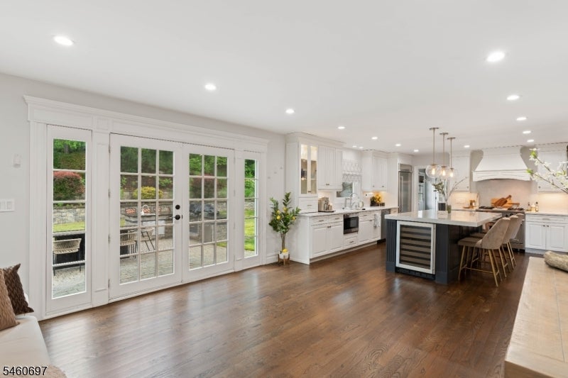 15 Almroth Dr