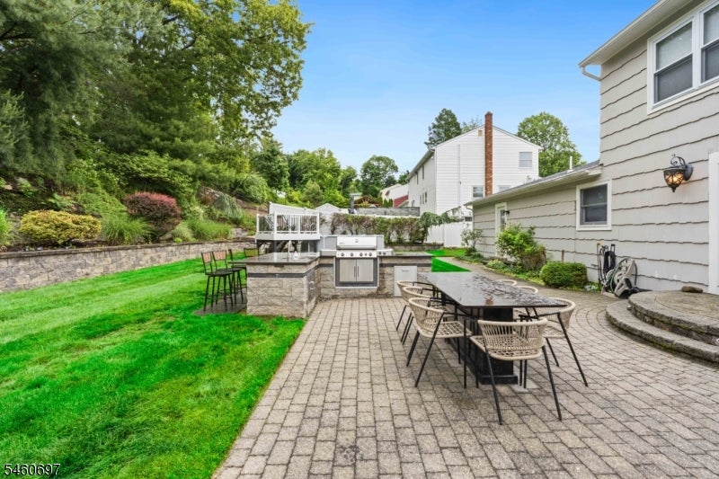 15 Almroth Dr
