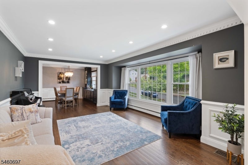 15 Almroth Dr