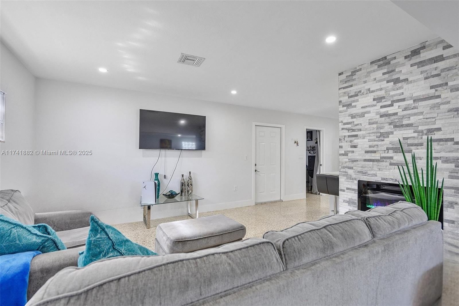 9570 Jamaica Dr