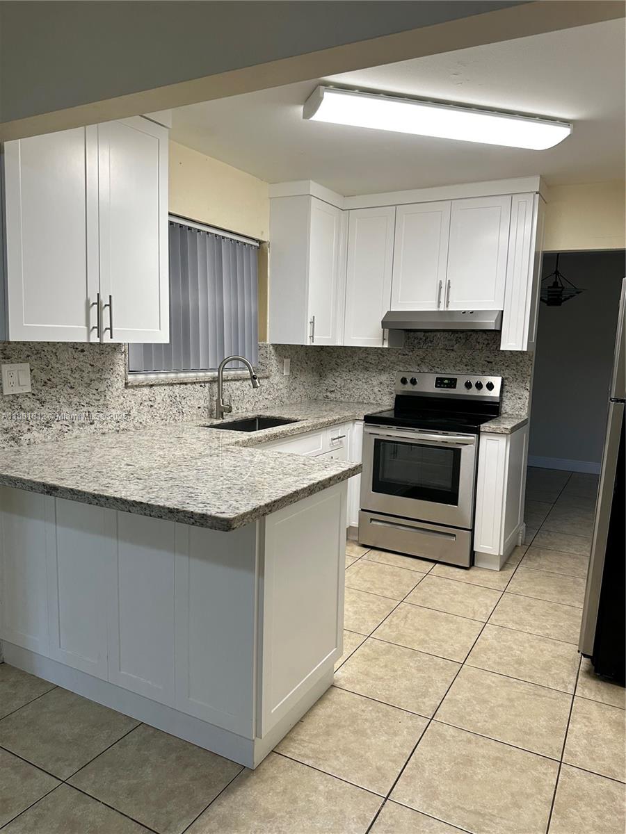 535 W 79th Pl