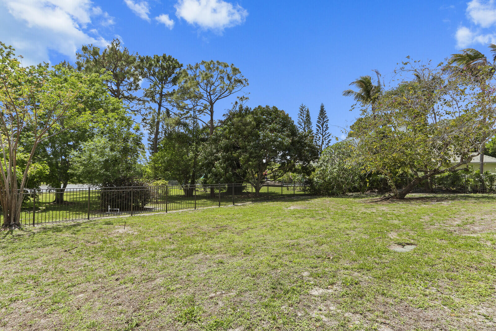 8280 Woodsmuir Drive
