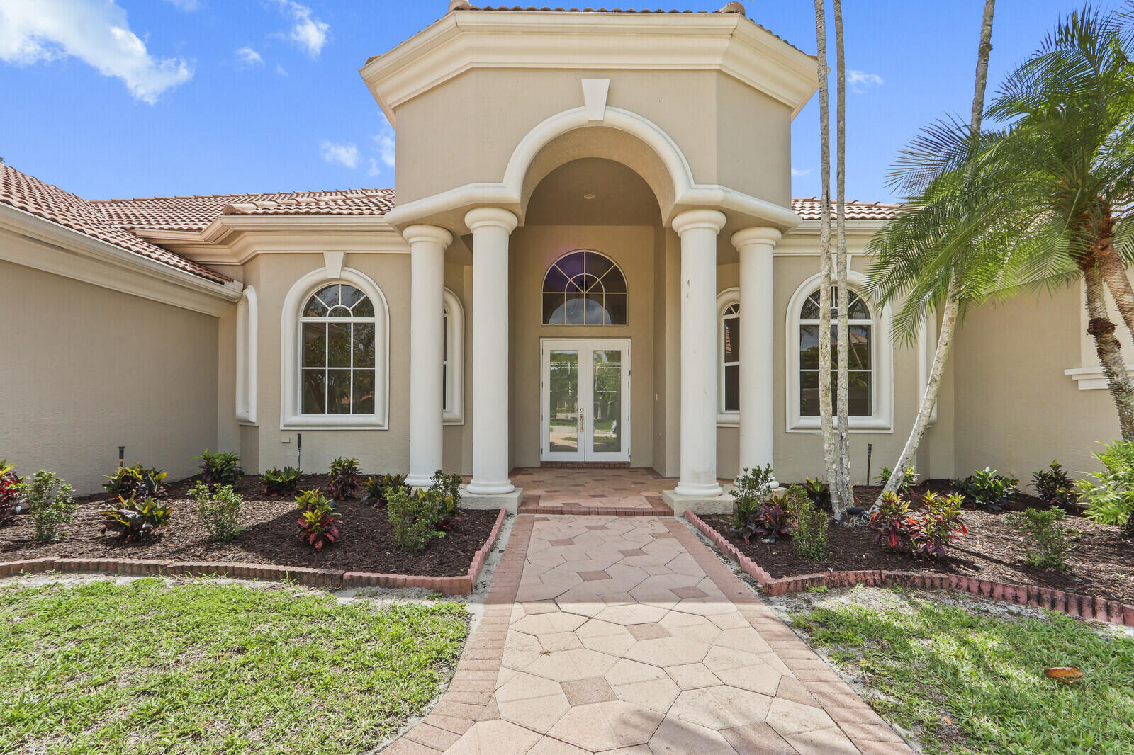 8280 Woodsmuir Drive