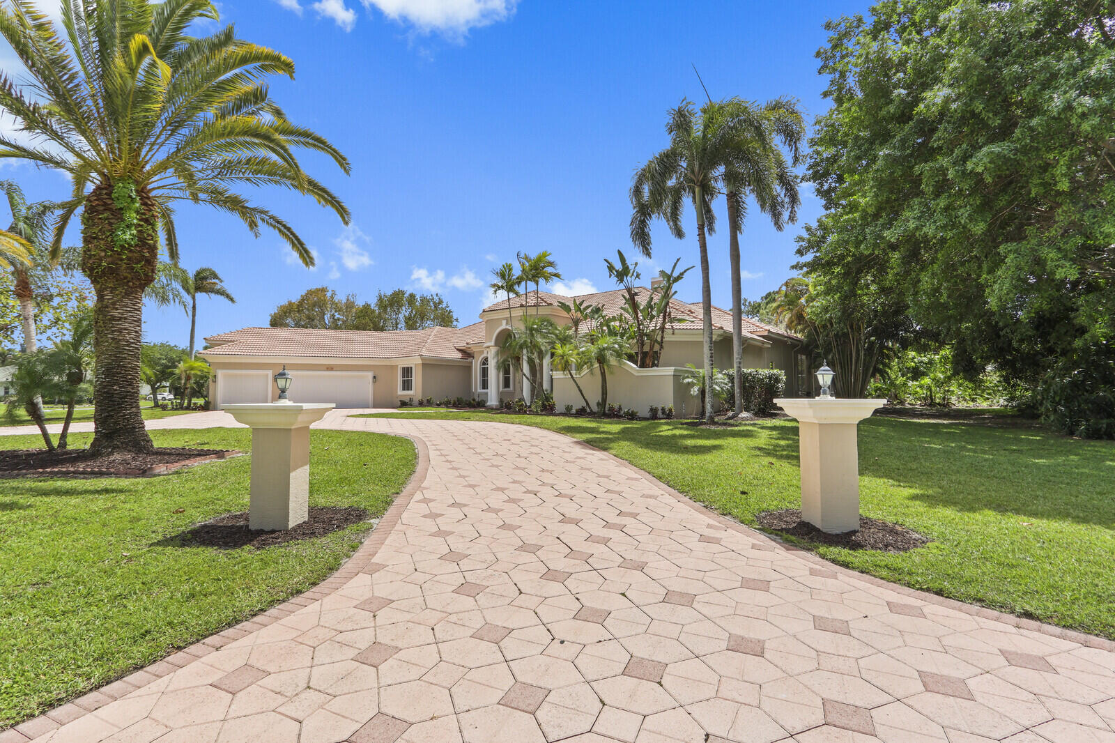 8280 Woodsmuir Drive