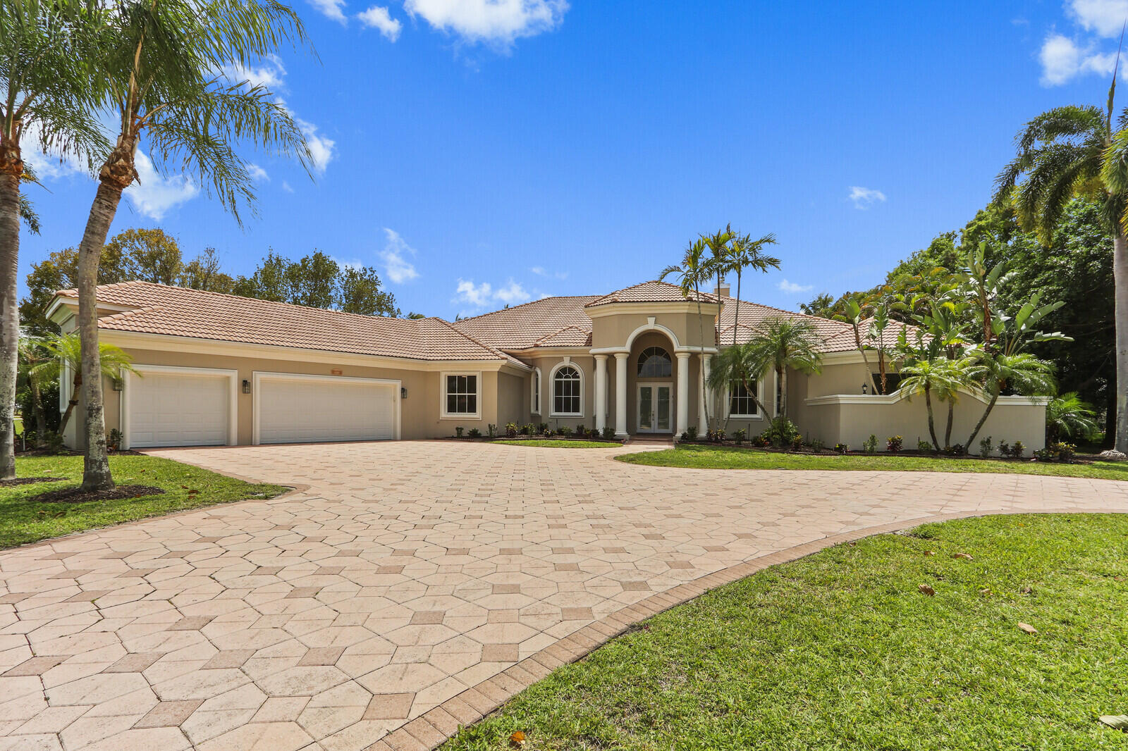 8280 Woodsmuir Drive