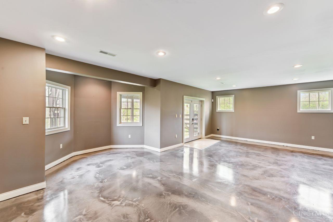 9950 Thoroughbred Lane