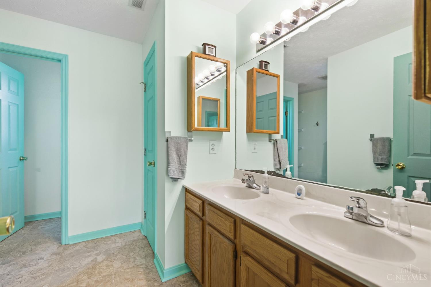 8080 Kings Court