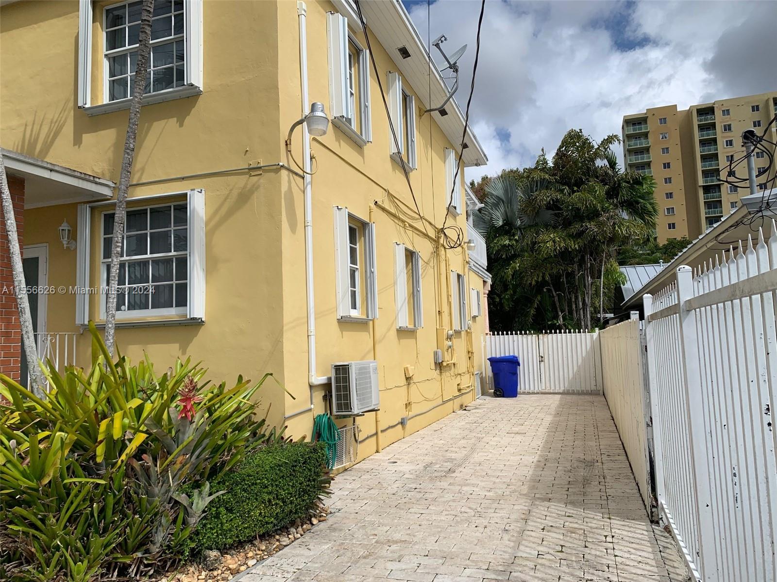 3521 SW 23rd St # 3521