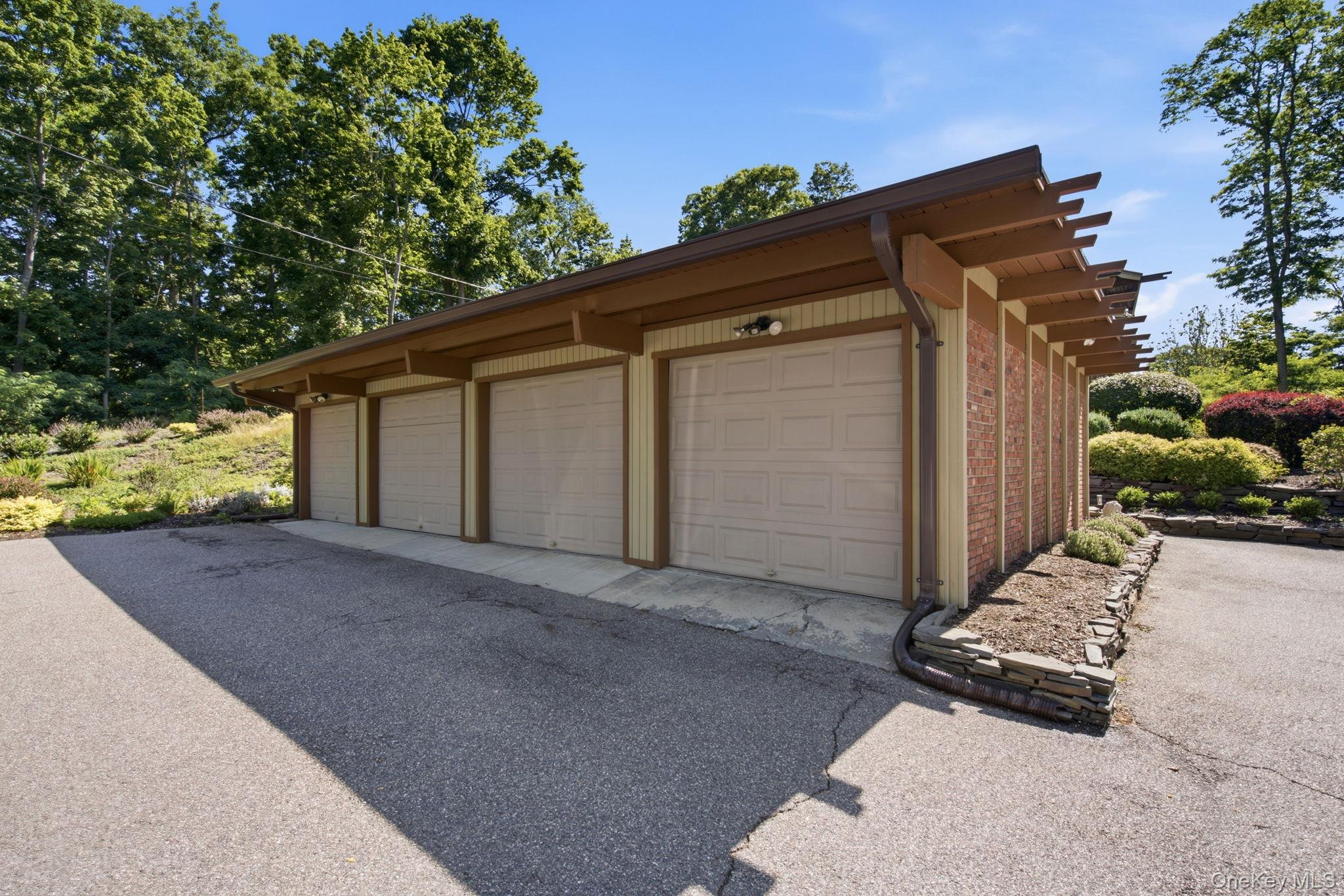 2 Fiddlers Green Drive