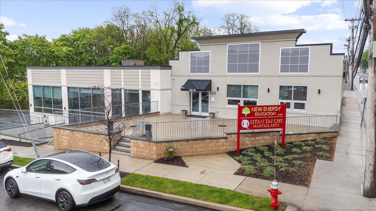 391 W Jericho Turnpike
