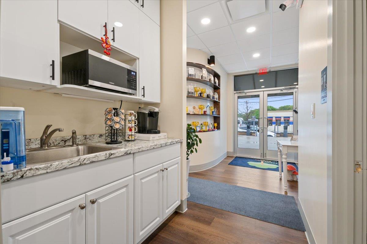 391 W Jericho Turnpike