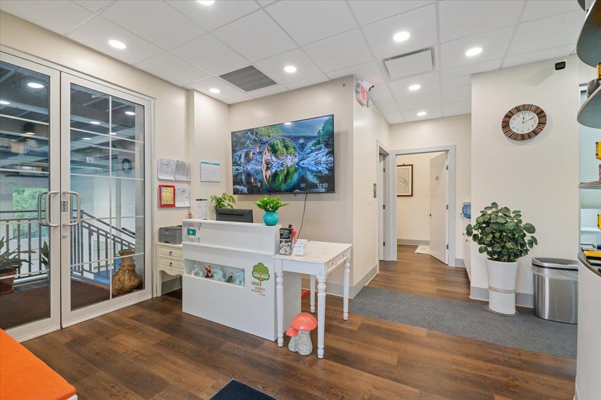 391 W Jericho Turnpike