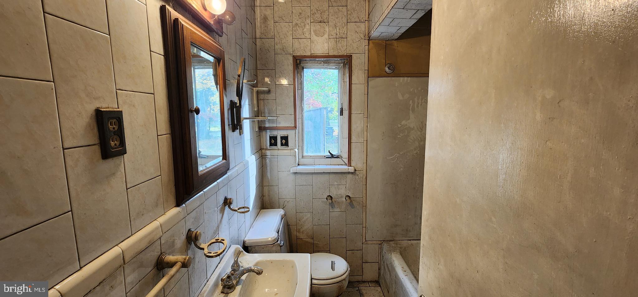 2211 Mary Ln