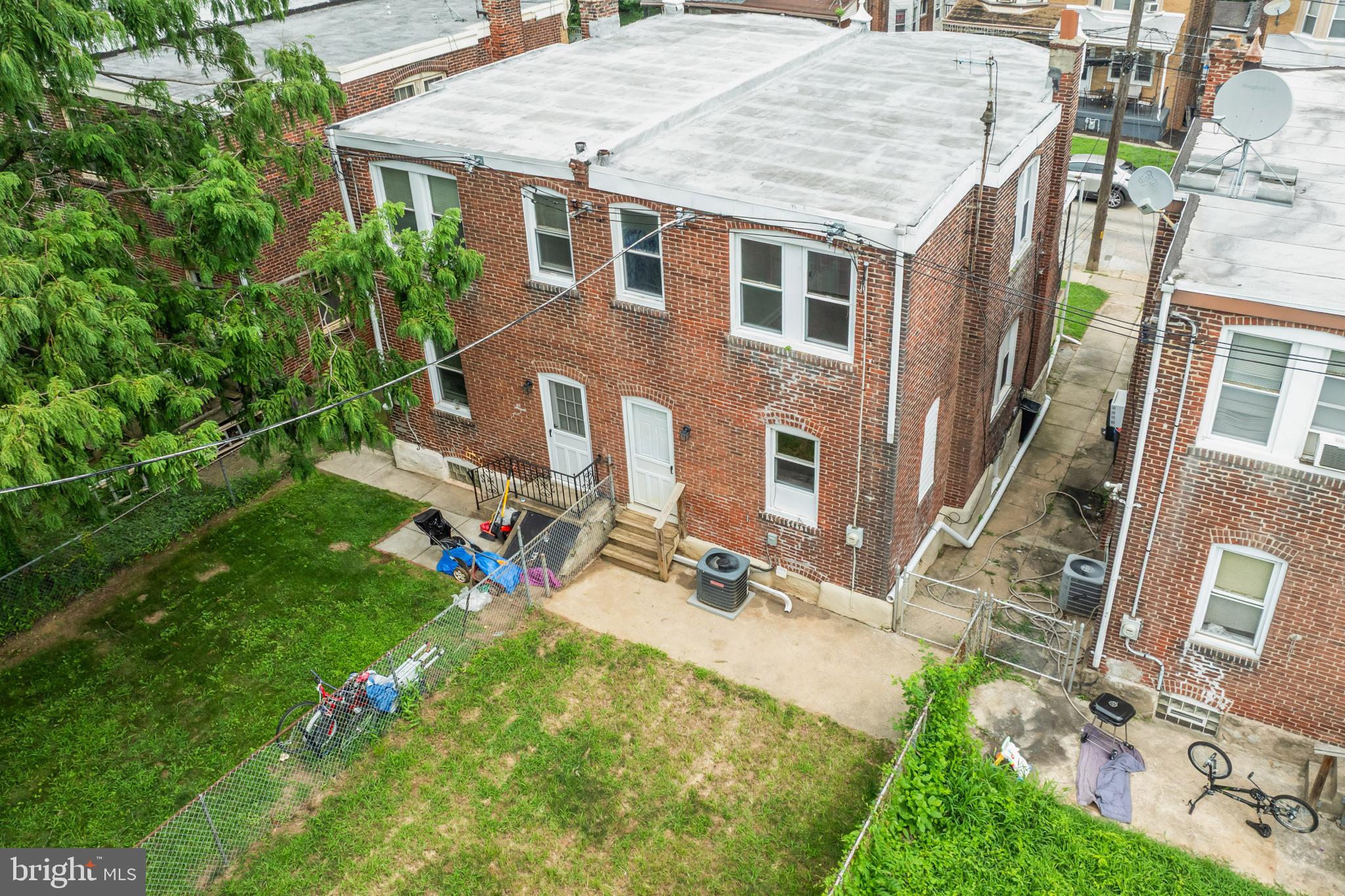 1104 Lawrence Ave