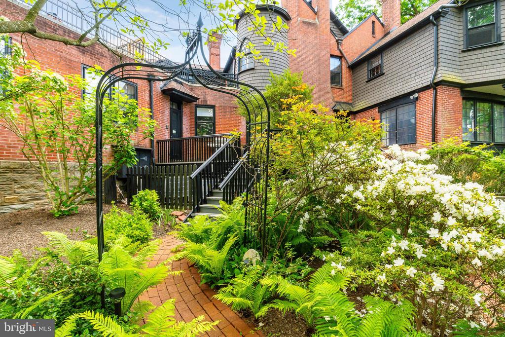 403 E Evergreen Ave #C