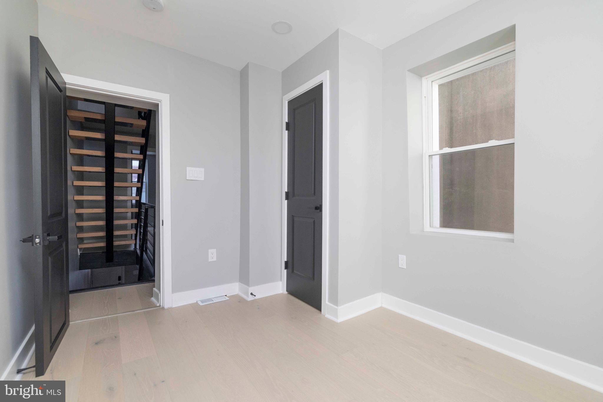 1725 W THOMPSON STREET