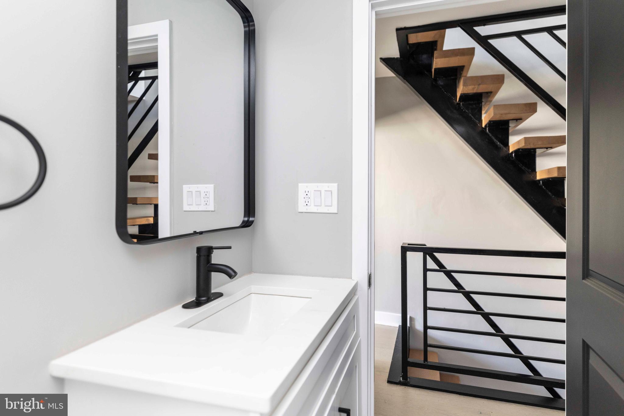 1725 W THOMPSON STREET