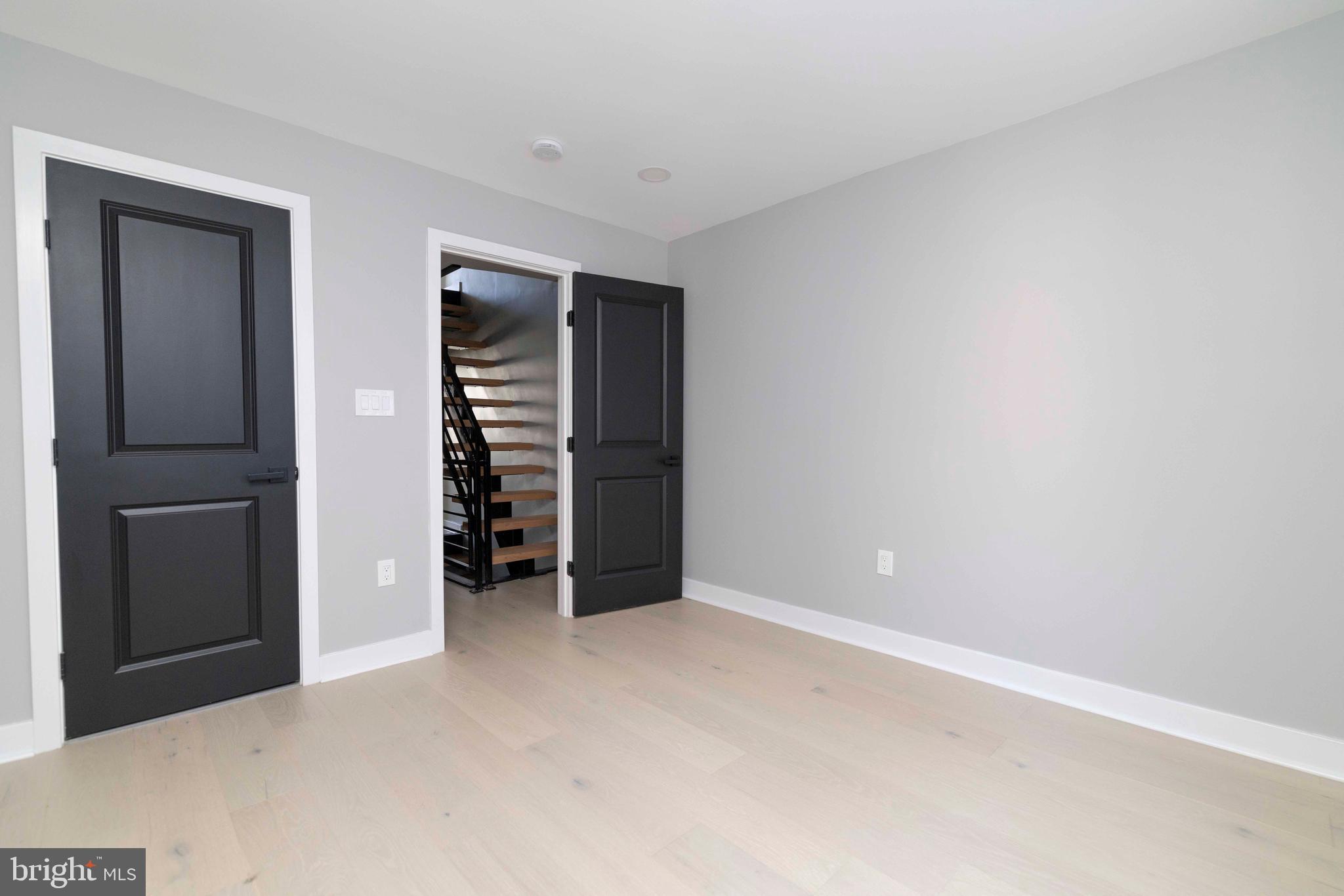 1725 W THOMPSON STREET