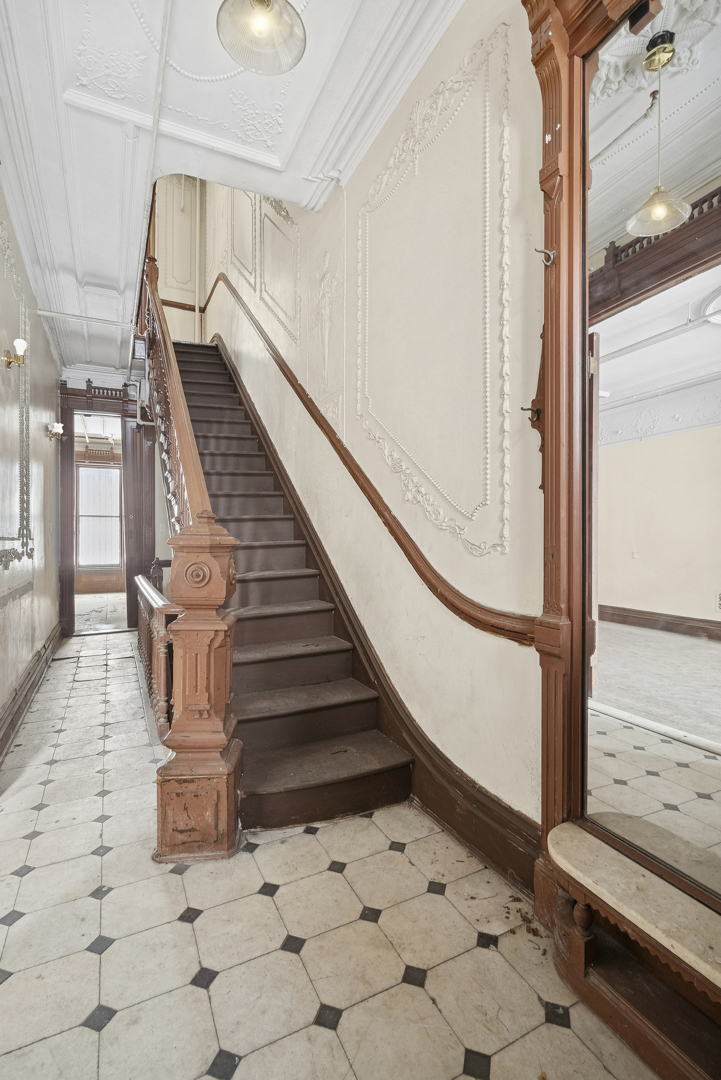 7 E 124TH Street