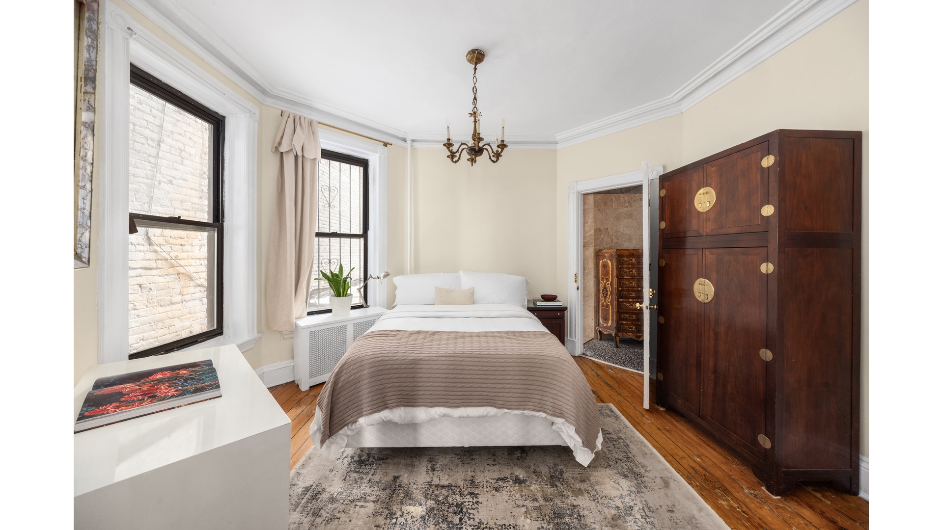 412 E 89TH Street