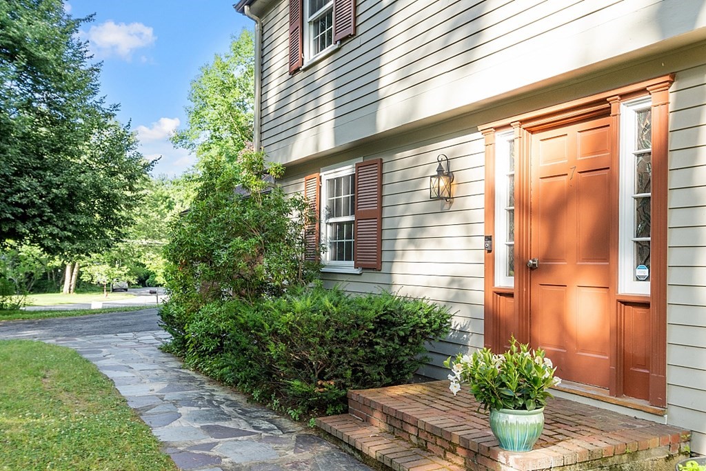 7 Greenwood Ln