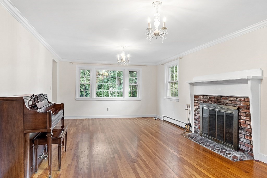 7 Greenwood Ln