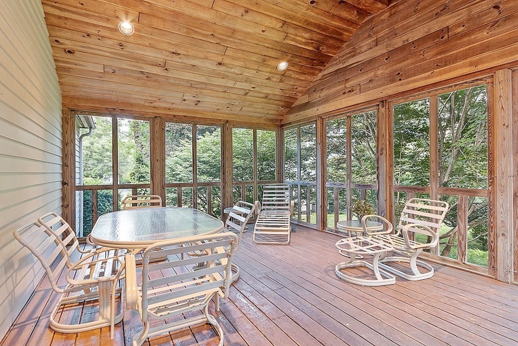 7 Greenwood Ln