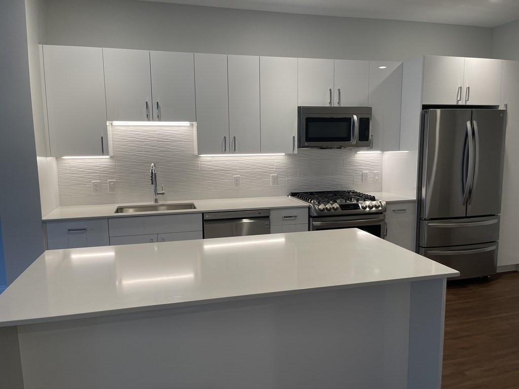 205 Maverick St Unit: 306