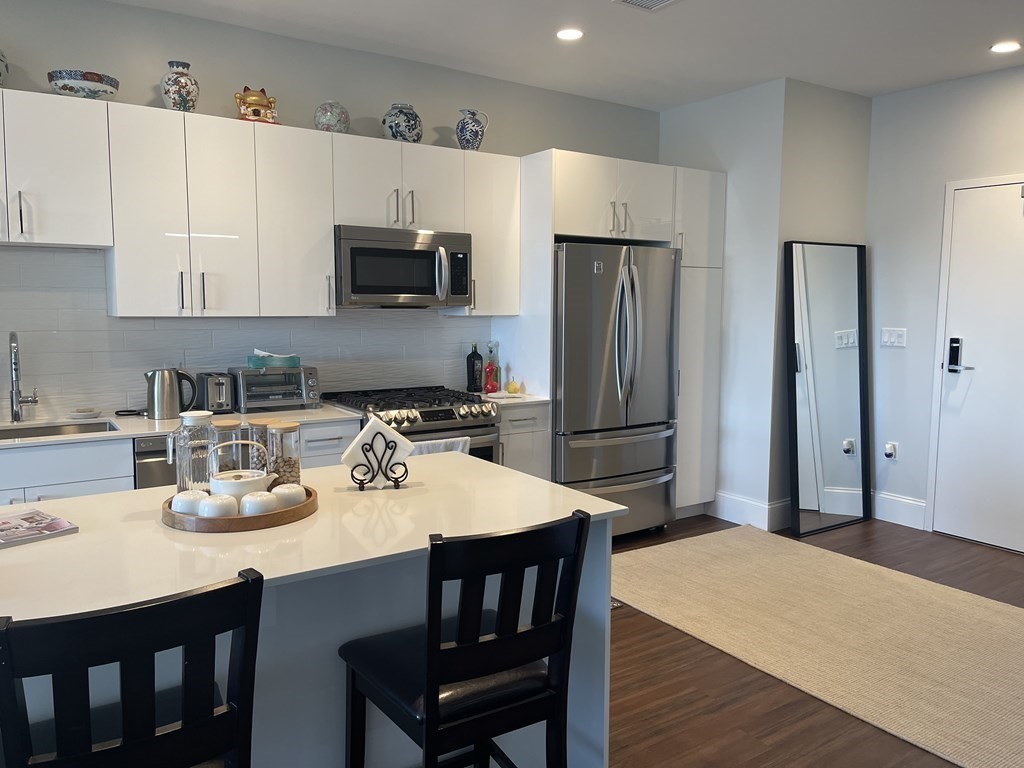 205 Maverick St Unit: 306